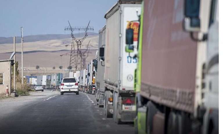 Казахские твари задерживают русские грузовики потехи ради